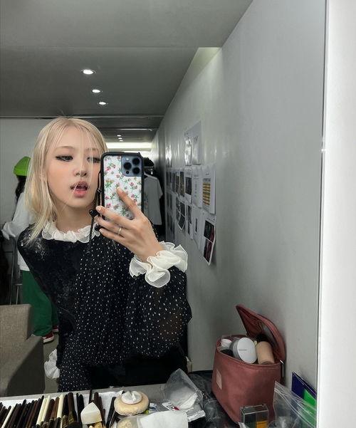 今日头条朴彩英图片,魅力四溢引粉丝热议”