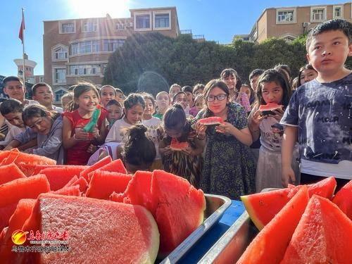 幼儿吃瓜比赛,幼儿吃瓜大赛欢乐上演