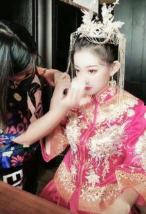 网红小伊伊摔凳子,网络红人瞬间变身“摔跤达人”